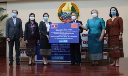 ສປ ຈີນ ມອບອຸປະກອນອະນາໄມ ແລະ ເຄື່ອງວັດແທກຮ່າງກາຍ ໃຫ້ແກ່ລາວ ເພື່ອຊ່ວຍເຫລືອແມ່ຍິງ ເເລະ ເດັກ ຢູ່ຫ່າງໄກສອກຫລີກ