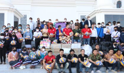 ຄະນະກໍາມະການພາຣາແລມປິກແຫ່ງຊາດລາວ ມອບເຄື່ອງຊ່ວຍເຫຼືອຕ້ານໄພໜາວ ແລະ ອຸປະກອນການຮຽນ ເພື່ອຊຸກຍູ້ວຽກງານສຶກສາ-ກິລາ ໃຫ້ແຂວງໄຊສົມບູນ