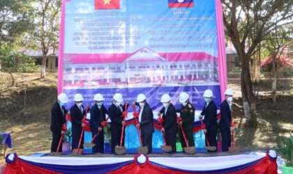 ວາງສີລາລືກກໍ່ສ້າງໂຮງຮຽນມັດທະຍົມສົມບູນພັດທະນາຂອງຂວັນຈາກຫວຽດນາມ