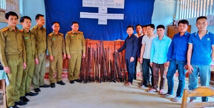 ປະຊາຊົນ ບ້ານໂພນໂຮມ ເມືອງນໍ້າບາກ ແຂວງຫລວງພະບາງ ຕື່ນຕົວມອບອາວຸດລ່າເນື້ອໃຫ້ເຈົ້າໜ້າທີ່ ປະຊາຊົນ ບ້ານໂພນໂຮມ ເມືອງນໍ້າບາກ ແຂວງຫລວງພະບາງ ຕື່ນຕົວມອບອາວຸດລ່າເນື້ອໃຫ້ເຈົ້າໜ້າທີ່