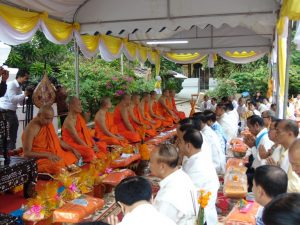 ຄວາມເຫລື້ອມໃສຂອງປະເພນີບຸນຜ້າປ່າ ຢາກໄດ້ບຸນ ຈຶ່ງເອົາຜ້າດີມາເຮັດ