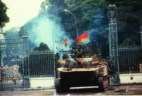 30 ເມສາ 1975 ວັນແຫ່ງການທ້ອນໂຮມປະເທດຊາດເປັນໜຶ່ງດຽວຂອງປະຊາຊົນຫວຽດນາມ