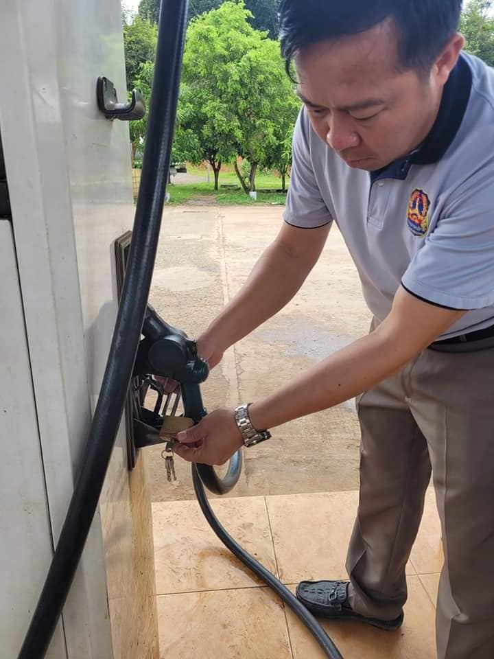 ປິດປໍ້າຂາຍນໍ້າມັນເກີນລາຄາ ແລະ ຂາຍເປັນເງິນຕາຕ່າງປະເທດ