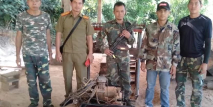 ເຈົ້າໜ້າທີ່ກັກຕົວຜູ້ລັກລອບການຕັ້ງໂຮງເລື່ອຍໄມ້ ເຈົ້າໜ້າທີ່ກັກຕົວຜູ້ລັກລອບການຕັ້ງໂຮງເລື່ອຍໄມ້