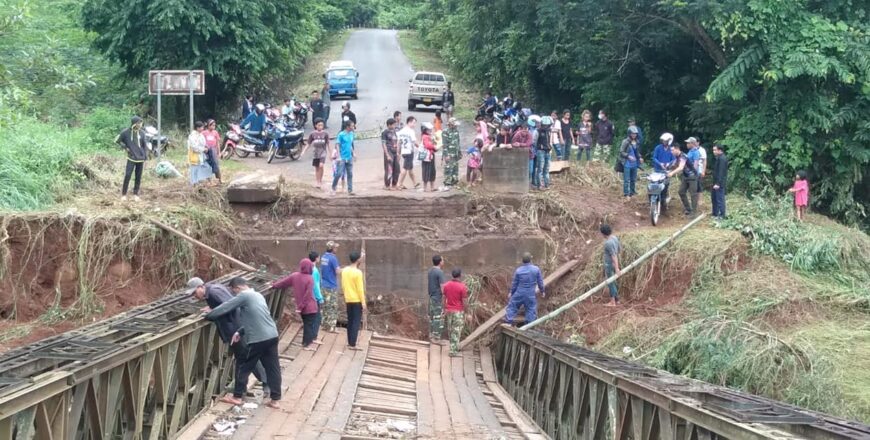 ຂົວຂ້າມຫ້ວຍໝາກແງວ ເມືອງບາຈຽງຈະລີນສຸກ ໄດ້ຮັບຜົນເສຍຫາຍຢ່າງໜັກ ຈາກສະພາບນໍ້າຖ້ວມຊຸ.