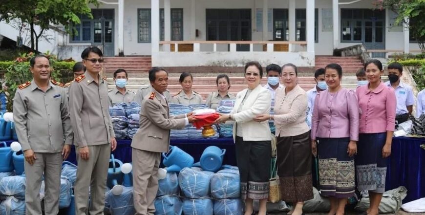 ພັນລະຍາ ປະທານສະພາແຫ່ງຊາດ  ມອບອຸປະກອນໃຫ້ໂຮງຮຽນຊົນເຜົ່າ ອຸດົມໄຊ
