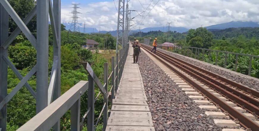 ຄົນຮ້າຍລັກເຫລັກຮາວຮົ້ວກັນທາງລົດໄຟ ຄົນຮ້າຍລັກເຫລັກຮາວຮົ້ວກັນທາງລົດໄຟ