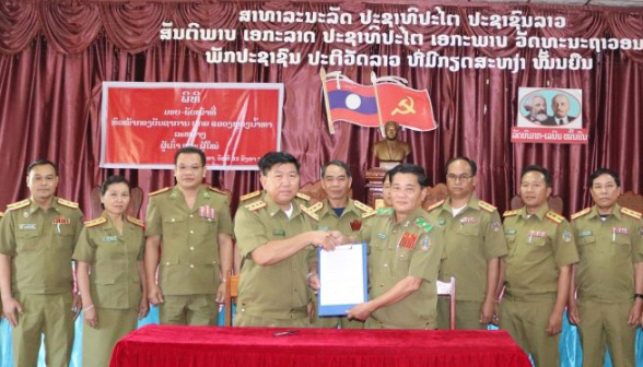 ມອບ-ຮັບໜ້າທີ່ລະຫວ່າງ ຫົວໜ້າກອງບັນ ຊາການ ປກສ ແຂວງຫຼວງນໍ້າທາ ຜູ້ເກົ່າກັບຜູ້ໃໝ່  ລະຫວ່າງ ພົຈວ ສົມໄຊ ຈັນທະວົງ ແລະ ພັອ ອິນສົມ ທໍາລະສິນ