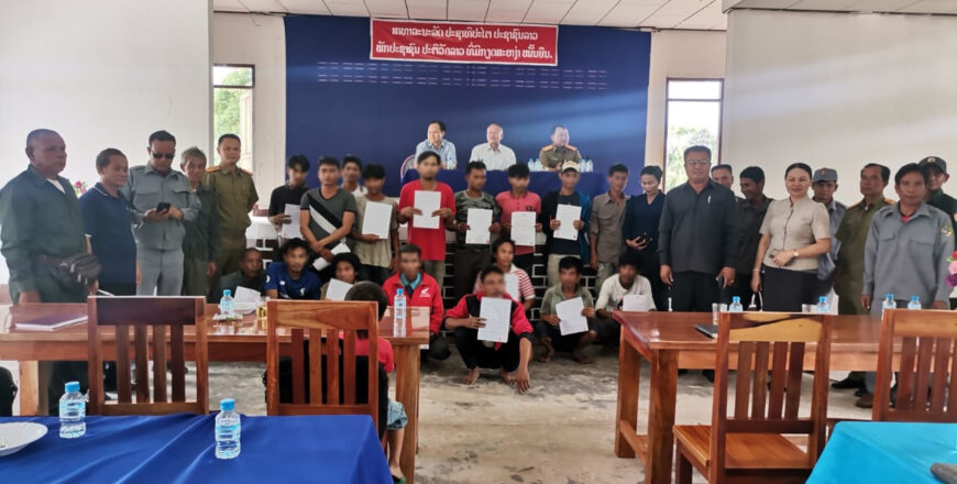 ສຶກສາອົບຮົມ ກຸ່ມເປົ້າໝາຍ ທີ່ພົວພັນກັບຢາເສບຕິດຈໍານວນ 42 ຄົນ. ສຶກສາອົບຮົມ ກຸ່ມເປົ້າໝາຍ ທີ່ພົວພັນກັບຢາເສບຕິດຈໍານວນ 42 ຄົນ.