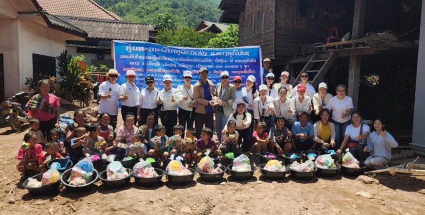 ກຸ່ມສະຫະພັນ ນັກທຸລະກິດຍິງ ແຂວງອຸດົມໄຊ ມອບນ້ຳໃຈຊ່ວຍຜູ້ປະສົບໄພນ້ຳຖ້ວມຢູ່  ເມືອງຫຼາ