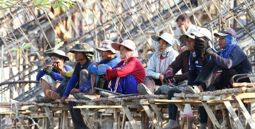 ຄ່າຄອງຊີບແພງ ຈະສຸມເຫື່ອແຮງສໍ່າໃດຈຶ່ງຈະຢູ່ລອດ”​ ຄືຄຳຖາມກ້ອງກັງວານທົ່ວສັງຄົມ