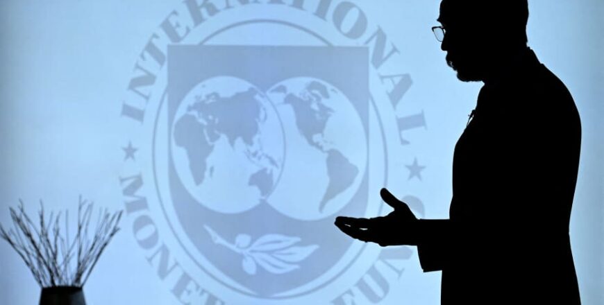 IMF ຫລຸດການຄາດຄະເນເສດຖະກິດໂລກປີໜ້າເຫລືອ 2,7% ພ້ອມເຕືອນສະຖານະການ “ຮ້າຍແຮງທີ່ສຸດ” ກຳລັງຖ້າຢູ່ທາງໜ້າ