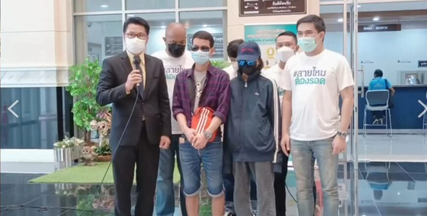 ຍິງສາວຄົນລາວ ຖືກພໍ່ຄ້າ ຂາຍເຂົ້າມັນໄກ່ຂົ່ມຂືນ ທີ່ປະເທດໄທ. ຍິງສາວຄົນລາວ ຖືກພໍ່ຄ້າ ຂາຍເຂົ້າມັນໄກ່ຂົ່ມຂືນ ທີ່ປະເທດໄທ.