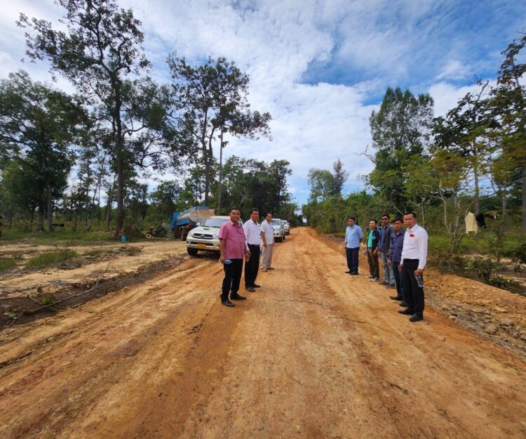 ຮອງຫົວໜ້າພະແນກ ຍທຂ ແຂວງຄຳມ່ວນ ລົງຕິດຕາມ-ກວດກາ ການສ້ອມແປງເສັ້ນທາງຢູ່ເມືອງເຊບັ້ງໄຟ