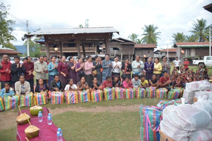 ຄອບຄົວການນຳຂັ້ນສູງ ມອບເຄື່ອງຊ່ວຍເຫລືອໂຮງຮຽນ ແລະ ຜູ້ທຸກຍາກດ້ອຍໂອກາດ ຢູ່ແຂວງສາລະວັນ ລວມມູນຄ່າຫລາຍກວ່າ 200 ລ້ານກີບ
