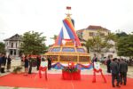ນາຍົກ ຮ່ວມພິທີເປີດນຳໃຊ້ຫລຽນຈຳລອງ ຫົວພັນວິລະຊົນ ເພື່ອຈາລຶກບຸນຄຸນຂອງບັນພະບຸລຸດວິລະຊົນແຫ່ງຊາດ
