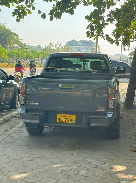 ເຈົ້າໜ້າທີ່ພາສີ ພສປ ຢຶດລົດນໍາເຂົ້າບໍ່ຖືກຕ້ອງ  ແລະ ໃສ່ປ້າຍທະບຽນປອມ