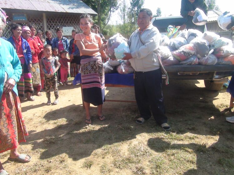 ຫ້ອງການ ຮສສ ເມືອງເມິງ ແຂວງບໍ່ແກ້ວ ມອບເຄື່ອງນຸ່ງຫົ່ມຕ້ານໄພໜາວໃຫ້ຄອບຄົວທຸກຍາກ ບ້ານປຸ່ງຜາ ຈໍານວນ 100 ຖົງ