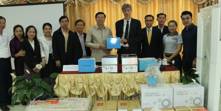 ອົງການກາແດງສະວິດ ມອບເຄື່ອງອຸປະກອນການແພດ ໃຫ້ອົງການກາແດງແຫ່ງຊາດລາວ ມູນຄ່າ ເກືອບ 2 ແສນໂດລາ