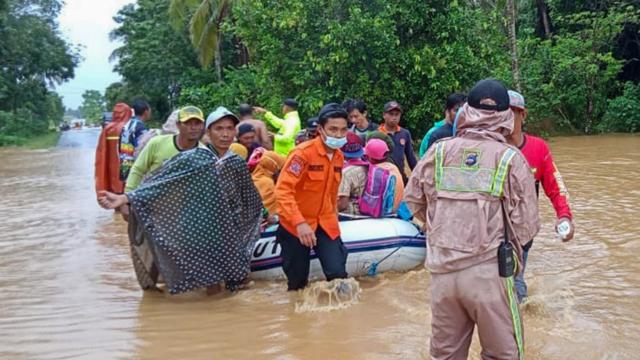 ອິນໂດເນເຊຍ ຮັບມືກັບນ້ຳຖ້ວມ-ດິນເຈື່ອນ ຢ່າງຮຸນແຮງ ອິນໂດເນເຊຍ ຮັບມືກັບນ້ຳຖ້ວມ-ດິນເຈື່ອນ ຢ່າງຮຸນແຮງ