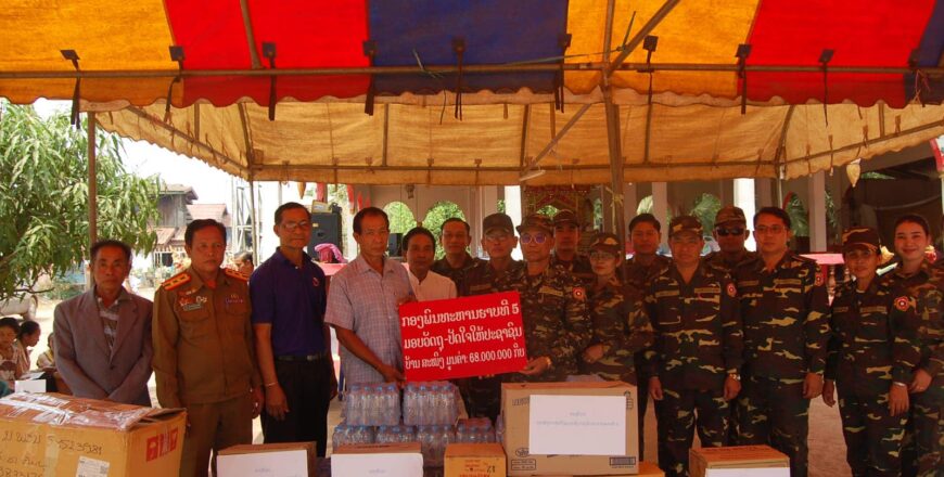 ການນໍາກອງພົນທີ 5 ມອບເຄື່ອງຊ່ວຍເຫລືອປະຊາຊົນທີ່ຖືກອັກຄີໄຟ (ໄຟໄໝ້ເຮືອນ) ບ້ານສະໝິງ ລວມມູນຄ່າ 68 ລ້ານກີບ