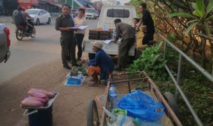 ເມືອງຫາດຊາຍຟອງລົງ ຈັດສັນການຂາຍເຄື່ອງຊະຊາຍແຄມທາງ ຢູ່ດົງຄໍາຊ້າງ