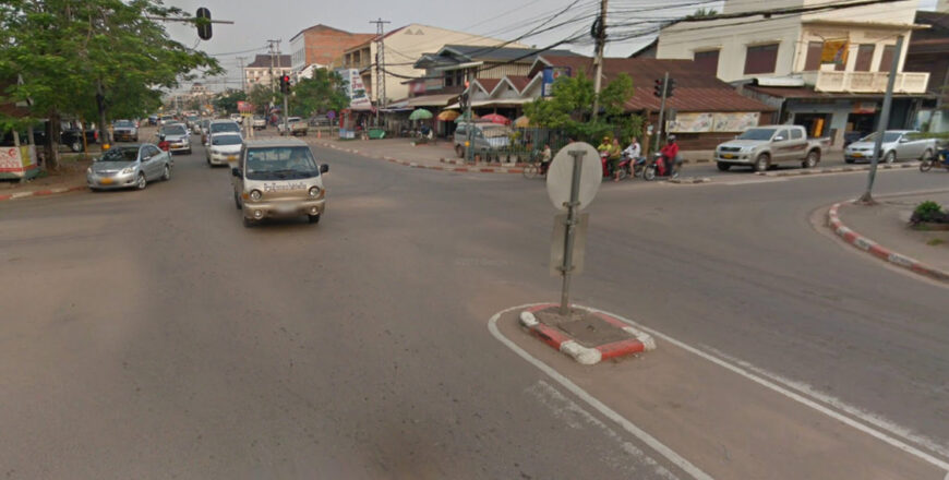 ເສັ້ນທາງຂາດລາຍ ເລີຍເບິ່ງກົດຈະລາຈອນ ແລະ ເກີດອຸບັດເຫດ