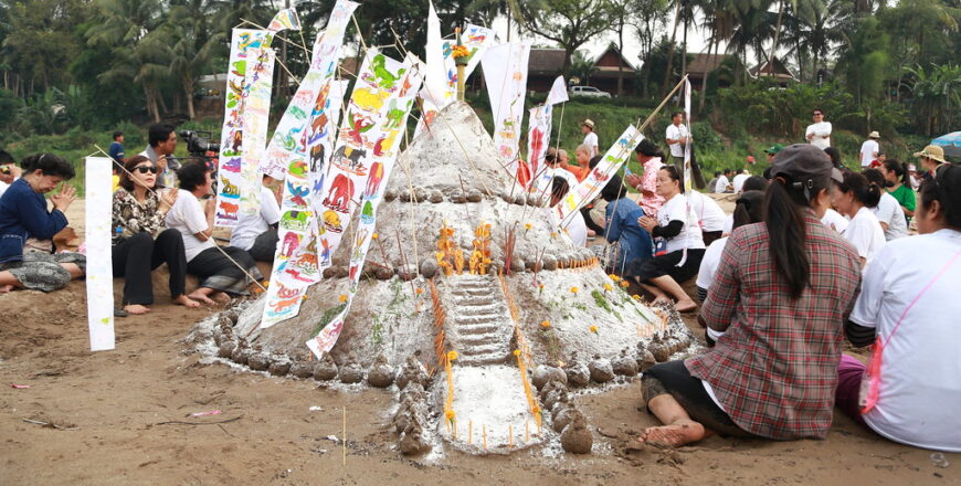 ປະເພນີຕົບພະທາດຊາຍໃນໂອກາດບຸນປີໃໝ່ລາວ
