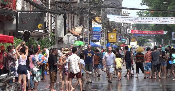 ສະຫລອງປີໃໝ່ ຕ້ອງແບ່ງນ້ຳໃຈເພື່ອເຮົາເພື່ອໝູ່