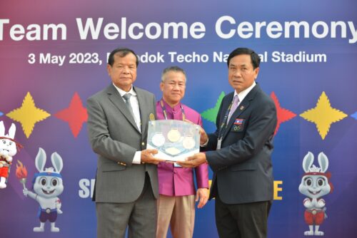 ທຸງຊາດລາວ ແລະ ທຸງຊາດສະມາຊິກອາຊຽນ ຖືກເຊີນຂື້ນສູ່ຍອດເສົາ