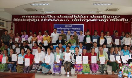 ເມືອງແອດອອກໃບຢັ້ງຢືນເປັນພົນລະເມືອງລາວ ໃຫ້ແກ່ກຸ່ມຄົນຍ້າຍຖິ່ນຖານລຳພັງຢູ່ເຂດຊາຍແດນລາວ-ຫວຽດນາມ  119 ຄົນ
