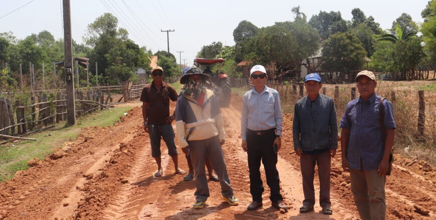 ປະຊາຊົນບ້ານດົງທະດາ ຮ່ວມແຮງຮ່ວມໃຈກັນປະກອບສ່ວນທຶນຮອນປັບປຸງສ້ອມແປງເສັ້ນທາງເຂົ້າບ້ານຂອງຕົນ