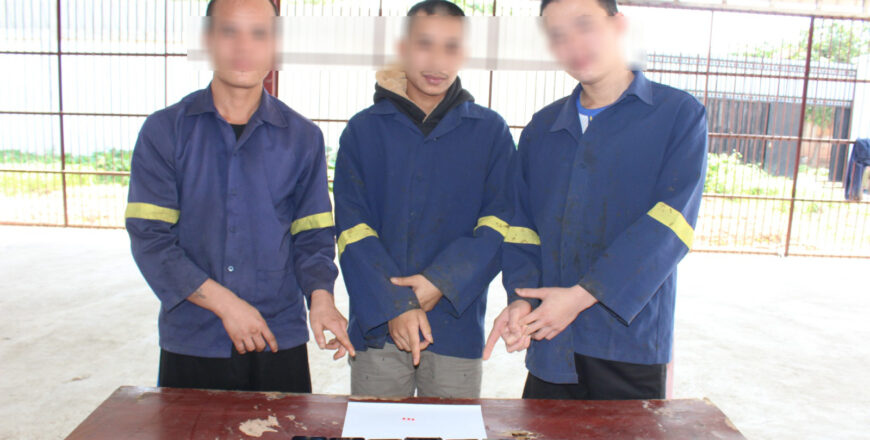 ຈັບກຸ່ມໄວໜຸ່ມຮ່ວມກັນມົ້ວສຸມຢາເສບຕິດ 5 ຄົນ ພ້ອມຂອງກາງຢາບ້າ 13 ເມັດ