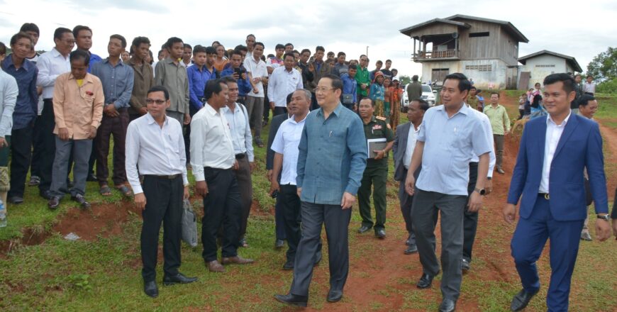ນາຍົກ ພົບປະໂອ້ລົມປະຊາຊົນກຸ່ມບ້ານນໍ້າຊຸ  ເມືອງຊານໄຊ ແຂວງອັດຕະປື ແລະ ມອບເງິນຊ່ວຍ ເຫລືອໃຫ້ບ້ານລະ 10 ລ້ານກີບ ຈຳນວນ 10 ບ້ານ