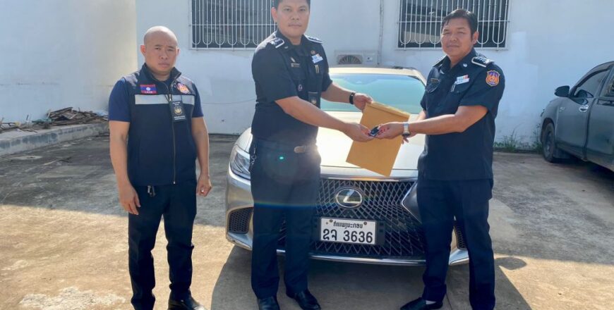 ເຈົ້າໜ້າທີ່ພາສີປະຈຳຈຸດປະສານງານຫລັກ 15 ຢຶດລົດເກັງ  Lexus ທີ່ໃສ່ປ້າຍທະບຽນປອມ