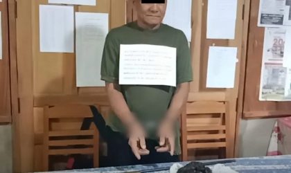 ຈັບຕົວພໍ່ຕູ້ ອາຍຸ 68 ປີ ຖານຄອບຢາເສບຕິດປະເພດຢາຝິ່ນ ແລະ ຄອບຄອງອາວຸດປືນ