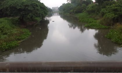 ຮີບເລັ່ງທາວເອົາຜັກຕົບອອກຈາກຮ່ອງແຊງ ໃຫ້ນ້ຳໄຫຼສະດວກ ເພື່ອຫຼຸດຜ່ອນນ້ຳຖ້ວມຂັງໃນຕົວເມືອງ