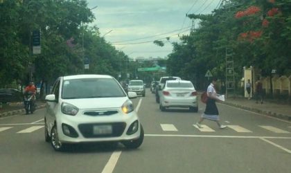ຂັບຂີ່ລົດໃຫ້ລະວັງຄົນ ຈະຂ້າມຖະໜົນໃຫ້ລະວັງລົດ ກົດຈະລາຈອນພື້ນຖານທີ່ທຸກຄົນຄວນຮູ້ ແລະ ປະຕິບັດ