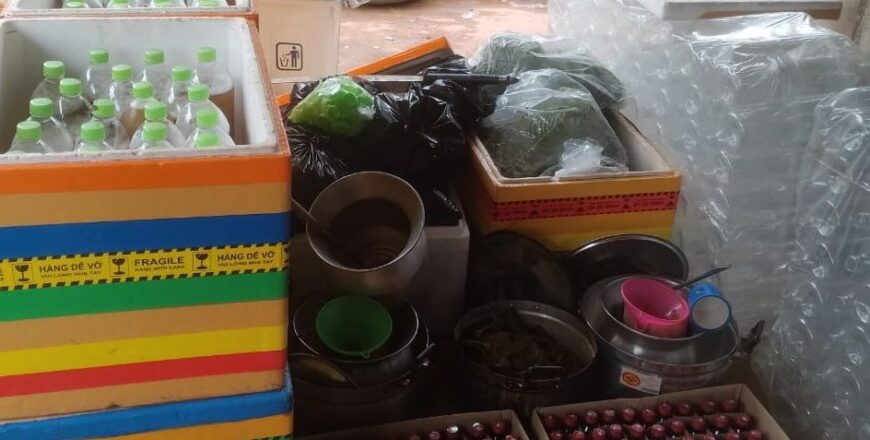 ປກສ ເມືອງພີນ ກັກຕົວຜູ້ຂາຍນ້ຳກະທ່ອມ 6 ຄົນ ພ້ອມຂອງກາງ