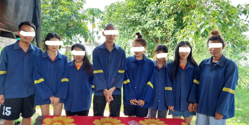 ປກສ ເມືອງພີນ ກັກຕົວໄວໝຸ່ມ 8 ຄົນ ມົ້ວສຸມດື່ມຄໍລາເຈນທີ່ມີສານເສບຕິດ