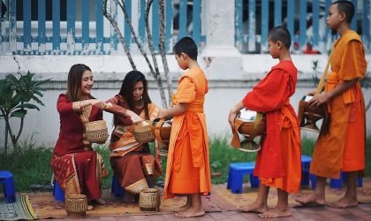 ຮອຍຍິ້ມ ມິດໄມຕີ ກິລິຍາມາລະຍາດອັນນອບນ້ອມ ມົນສະເໜ່ ມັດໃຈໃນການດຶງດູດນັກທ່ອງທ່ຽວໃຫ້ມາທ່ຽວລາວຫຼາຍຂຶ້ນ