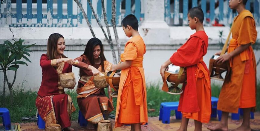 ຮອຍຍິ້ມ ມິດໄມຕີ ກິລິຍາມາລະຍາດອັນນອບນ້ອມ ມົນສະເໜ່ ມັດໃຈໃນການດຶງດູດນັກທ່ອງທ່ຽວໃຫ້ມາທ່ຽວລາວຫຼາຍຂຶ້ນ