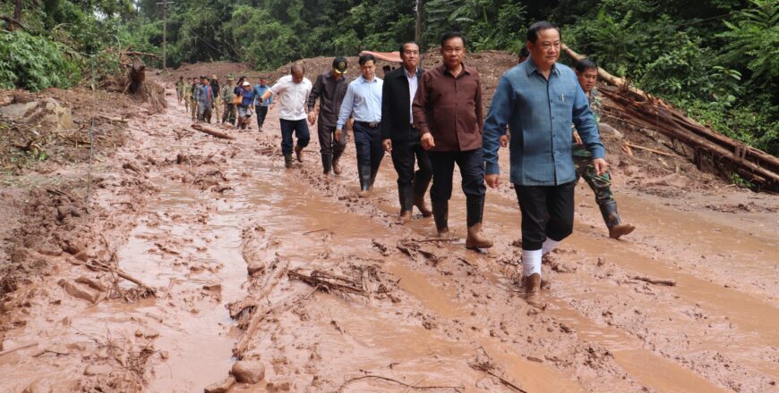 ນາຍົກລັດຖະມົນຕີ ລົງຕິດຕາມຊຸກຍຸກ ແລະ ມອບເຄື່ອງຊ່ວຍເຫລືອບັນເທົາທຸກ ພ້ອມມອບເງິນຈຳນວນໜຶ່ງໃຫ້ແຂວງຄຳມ່ວນ
