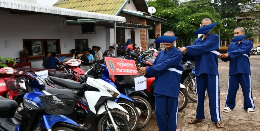ປກສ ນະຄອນປາກເຊ ຈັບຕົວກຸ່ມຊາຍໜຸ່ມ ລັກລົດຈັກ 17 ຄັນມາດຳເນີນຄະດີ