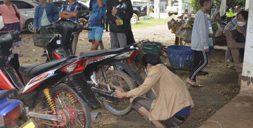 ປກສ ເມືອງທຸລະຄົມ ສຶກສາອົບຮົມໄວໜຸ່ມ ທີ່ດັດແປງສະພາບເຕັກນິກລົດ ແລະ ຂີ່ລົດເປັນພຶງເປັນແພ ກີດຂວາງການສັນຈອນ