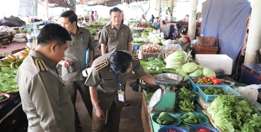 ການຄ້າເມືອງປາກກະດິງ ລົງກວດກາຕາຊີງຊັ່ງຢູ່ຕະຫລາດ ປ້ອງກັນການໂກງຜູ້ບໍລິໂພກ