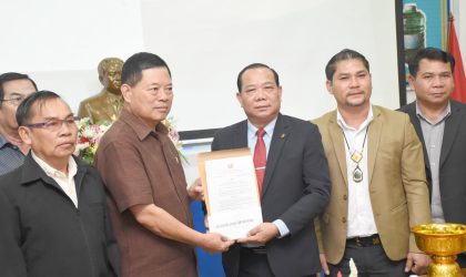 ມອບລີຂະສິດເພງ “ວິລະຊົນແຮງງານຕົວຈິງ” ໃຫ້ນັກພັດທະນາດີເດັ່ນແຫ່ງຊາດຄົນທຳອິດຂອງ ສປປ ລາວ
