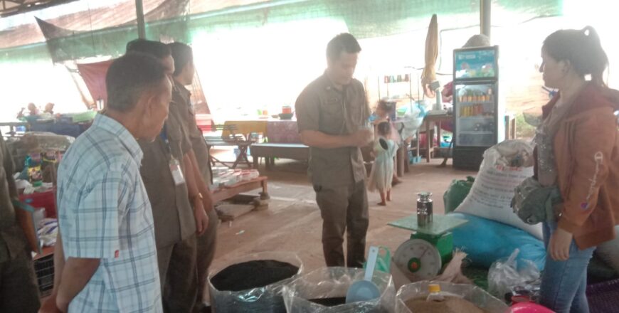 ລົງຕິດຕາມກວດກາລາຄາສິນຄ້າ-ລາຄາຊີ້ນ ຕາມທ້ອງຕະຫລາດ ພ້ອມຢຶດຊິງຊັ່ງນ້ຳໜັກບໍ່ໄດ້ມາດຕະຖານ 4 ໜ່ວຍ