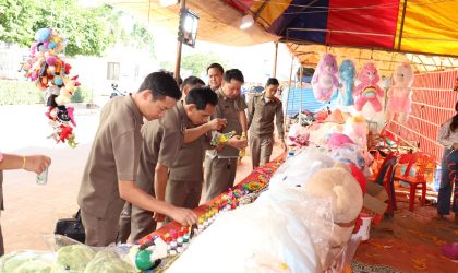 ລົງກວດການຕິດສະຫລາກ ແລະ​ ລາຄາສິນຄ້າເປັນພາສາລາວ,​ ສິນຄ້າລອກຮຽນແບບ-ໝົດອາຍຸ ຢູ່ງານບຸນຊ່ວງເຮືອ​ປະເພນີ​ ​ນະຄອນ​ປາກເຊ