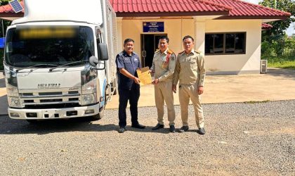 ມອບລົດບັນທຸກ 6 ລໍ້ ທີ່ບໍ່ມີເອກະສານ ໃຫ້ເຈົ້າໜ້າທີ່ພາສີ ແຂວງບໍ່ແກ້ວ ດຳເນີນການສືບສວນ-ສອບສວນ